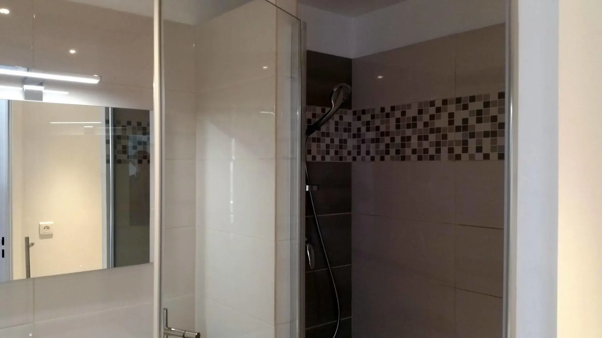 Hotel Sable Et Soleil - Port, Plage Et Jacuzzi Prive Frejus