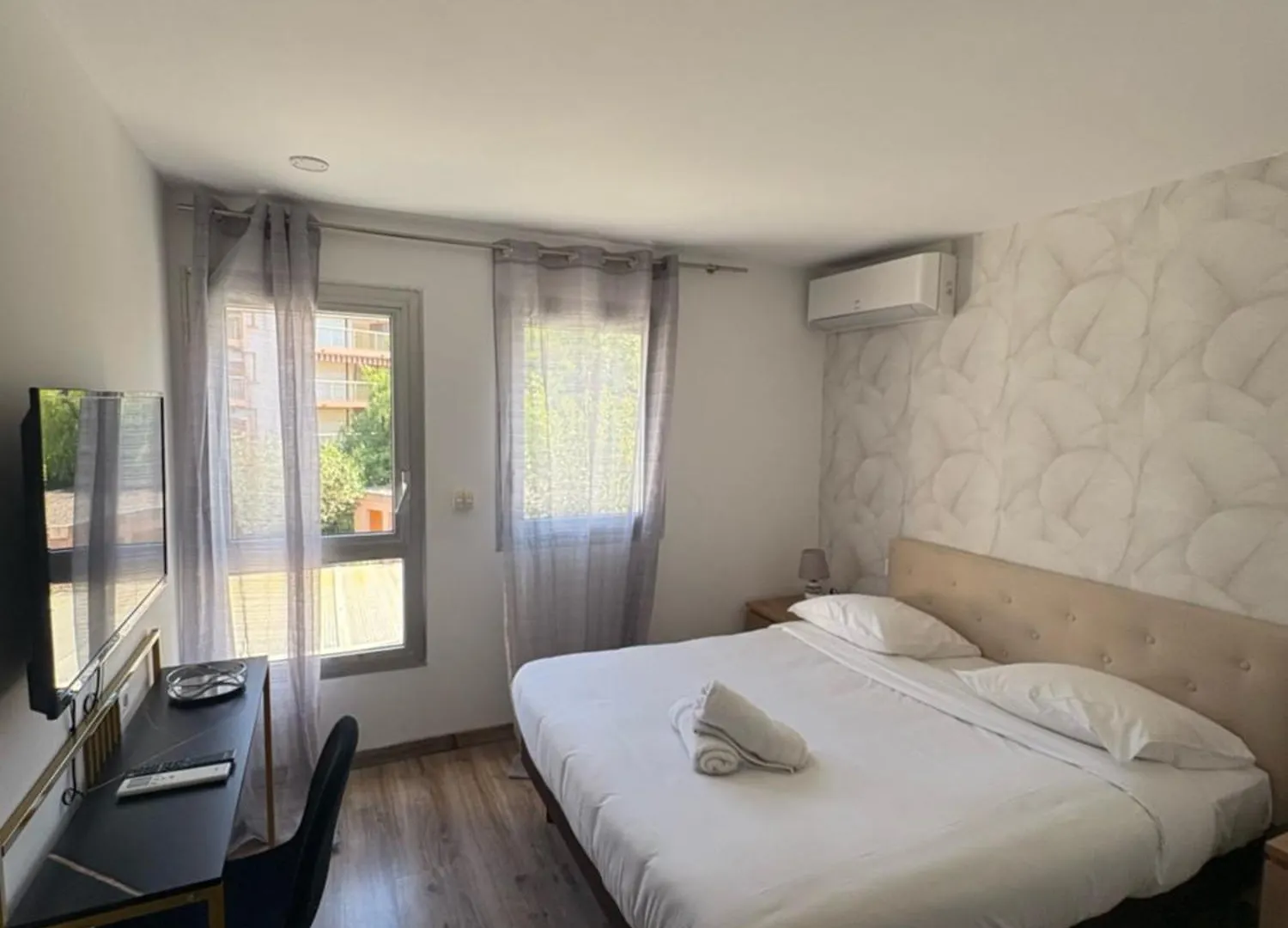 Hotel Sable Et Soleil - Port, Plage Et Jacuzzi Prive Frejus